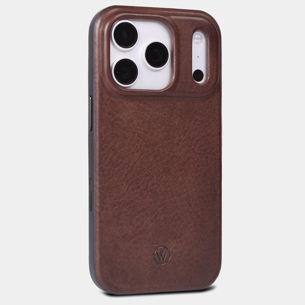 iPhone 17 Pro Hülle aus Leder und TPU von Good Wilhelm in Chocolate Braun auf weißem Hintergrund
