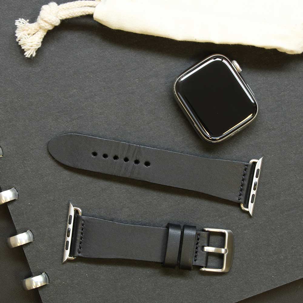 Auf einem Tisch liegen zwei Apple Watch Armbänder von Goodwilhelm in der Farbe Black