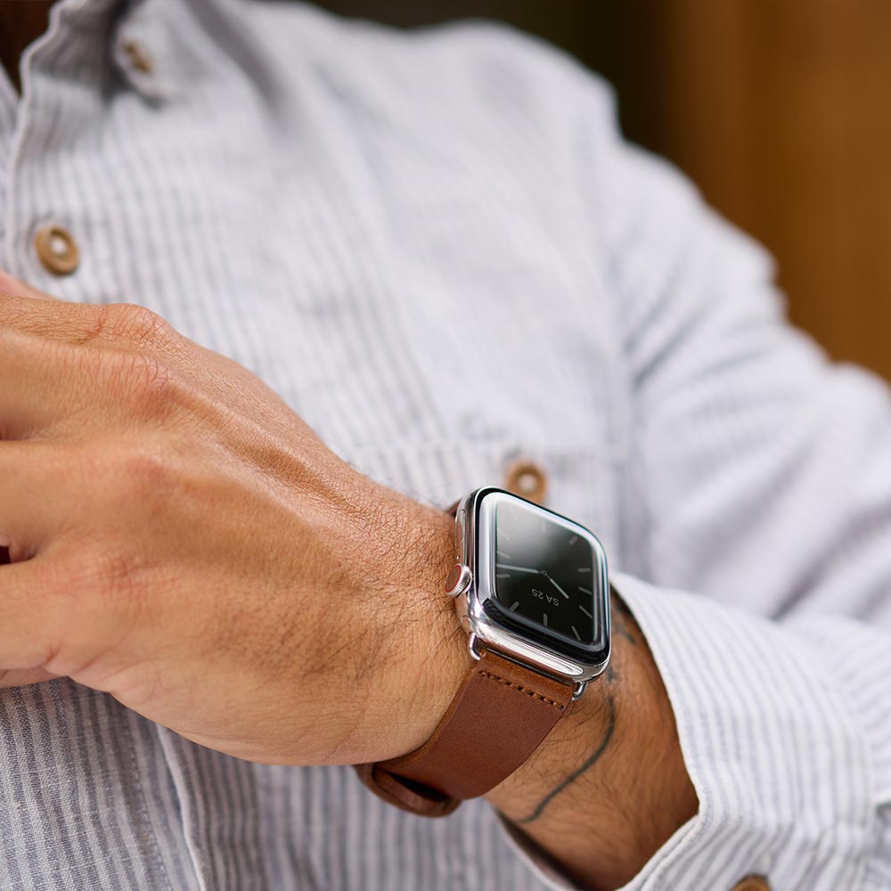 Mann trägt an seinem Handgelenk eine Apple Uhr mit Lederarmband von Goodwilhelm