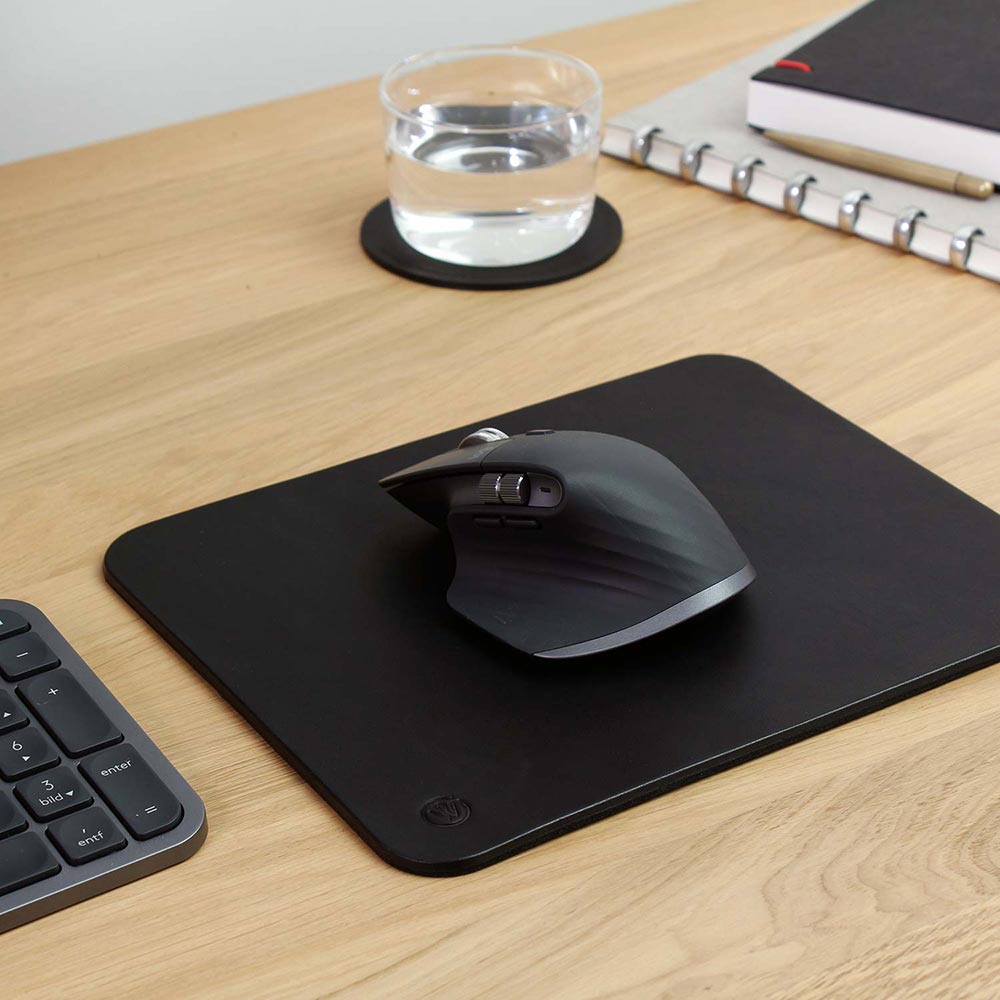 Computermaus auf Mousepad OSKAR von Goodwilhelm in der Farbe black auf einem Schreibtisch