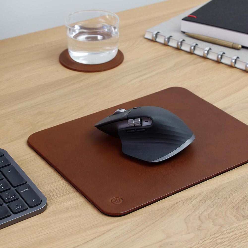 Computermaus auf Mousepad Leder OSKAR von Goodwilhelm in der Farbe cognac auf einem Schreibtisch