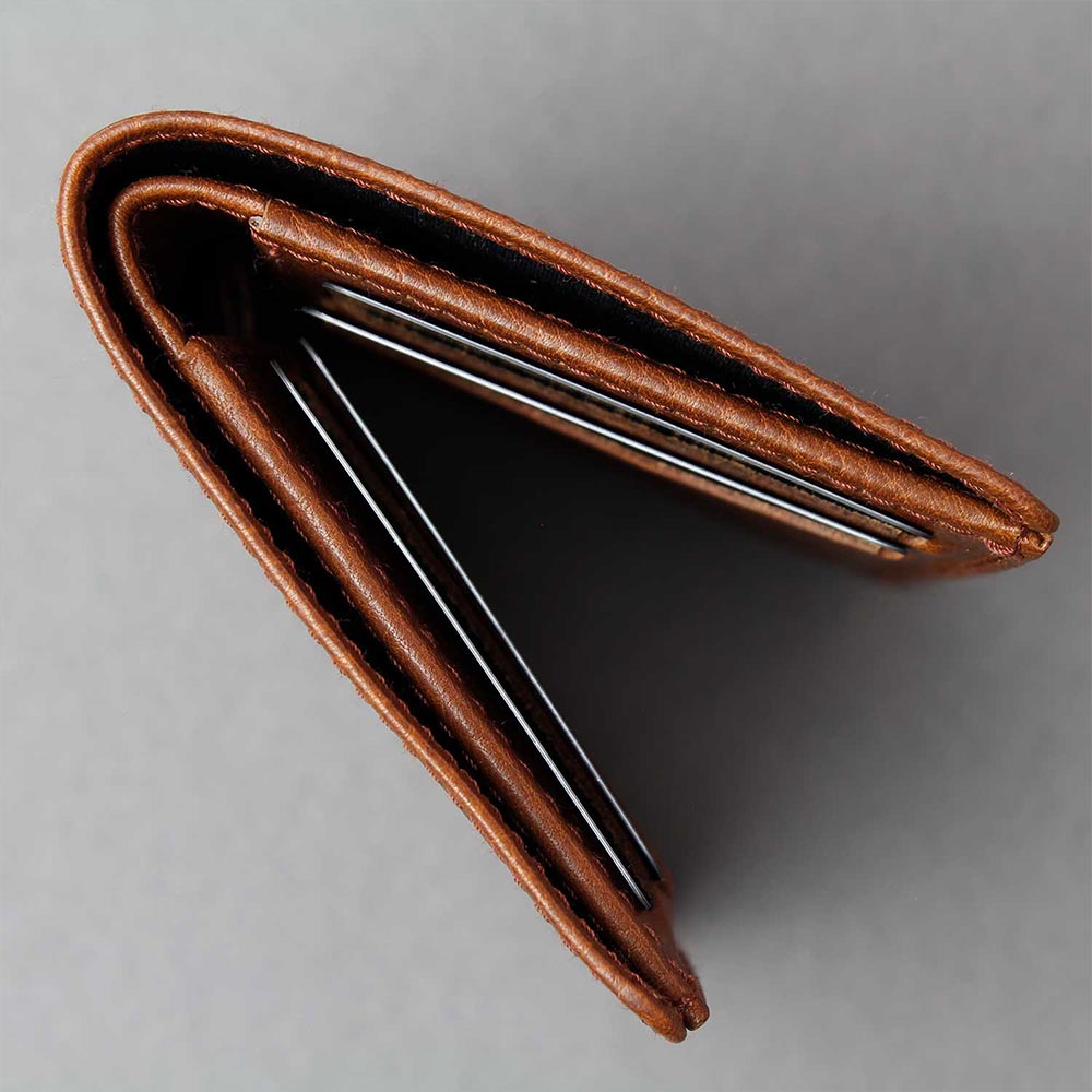Geldbörse GUSTAV von Goodwilhelm in der Seitenansicht und in der Farbe cognac