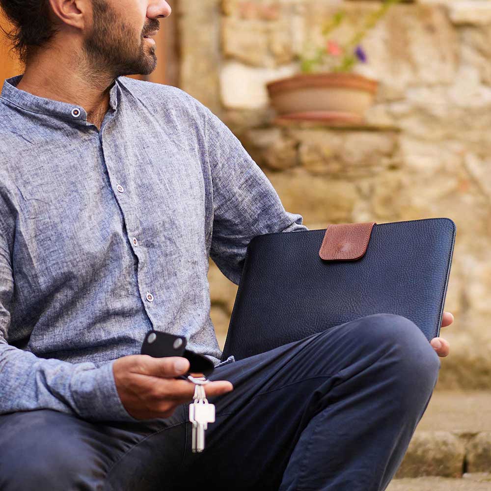 Ein Mann hält eine Surface Pro Hülle in Schwarz